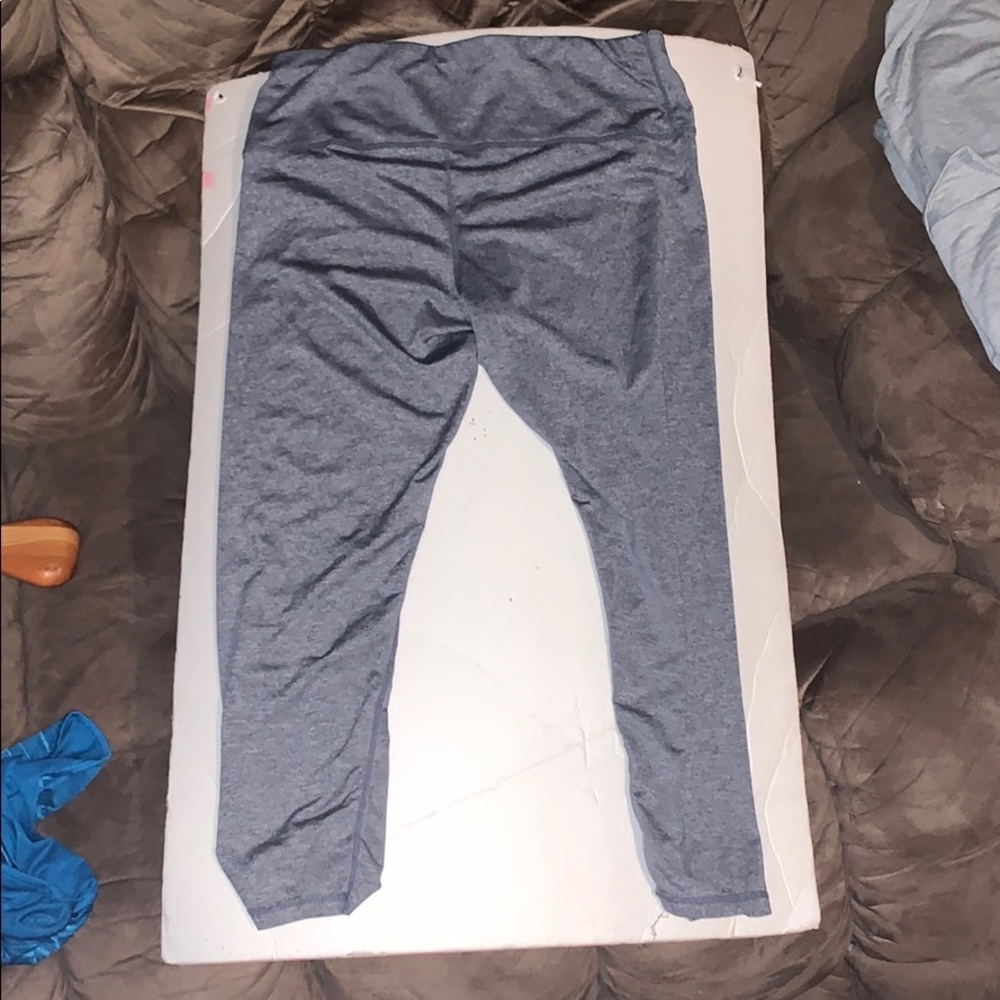 Light grey/blue capris leggings